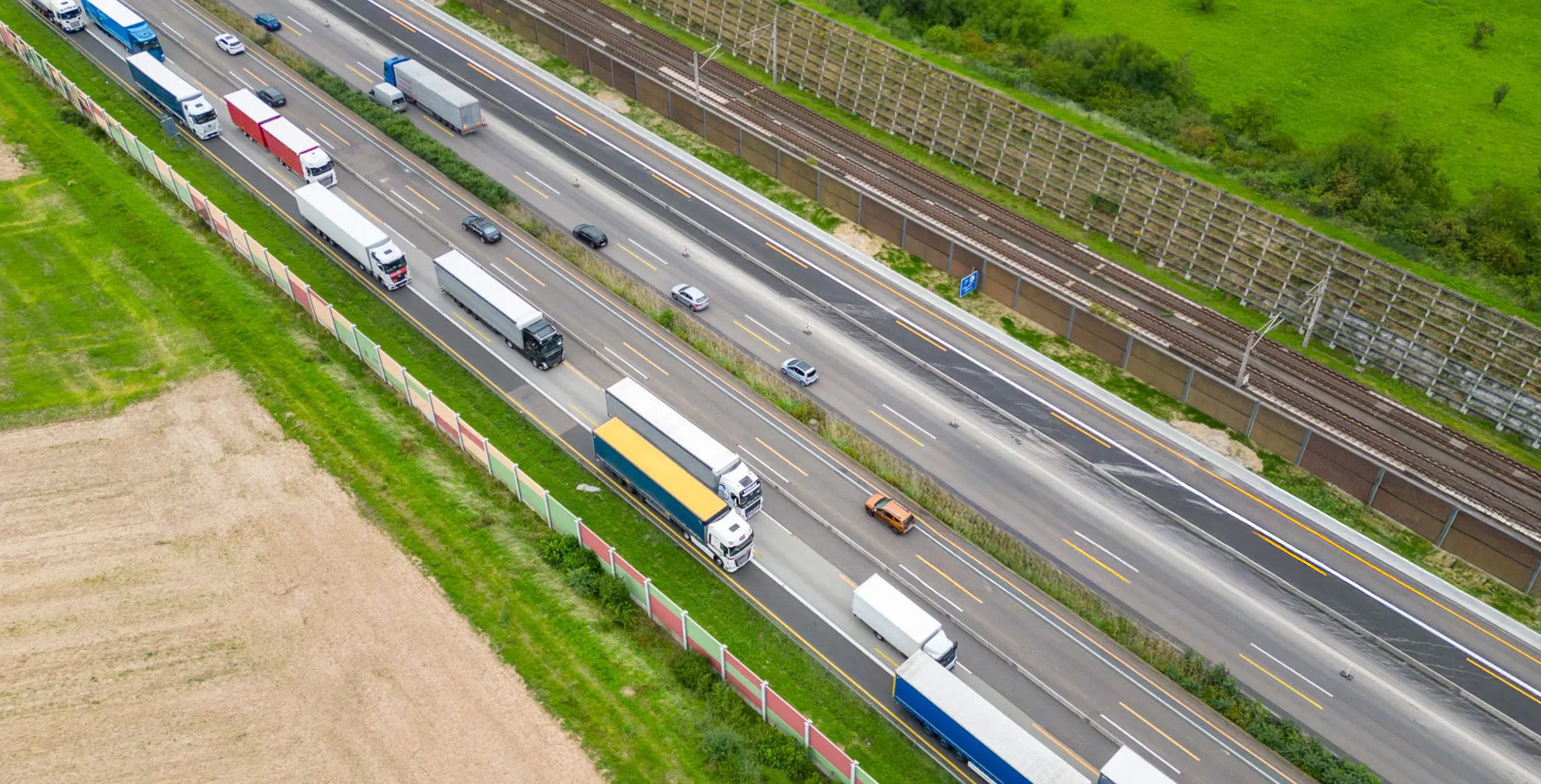 Vrachtwagens parkeren op de vluchtstrook wegens tekort aan parkeerplekken in het beroepsgoederenvervoer