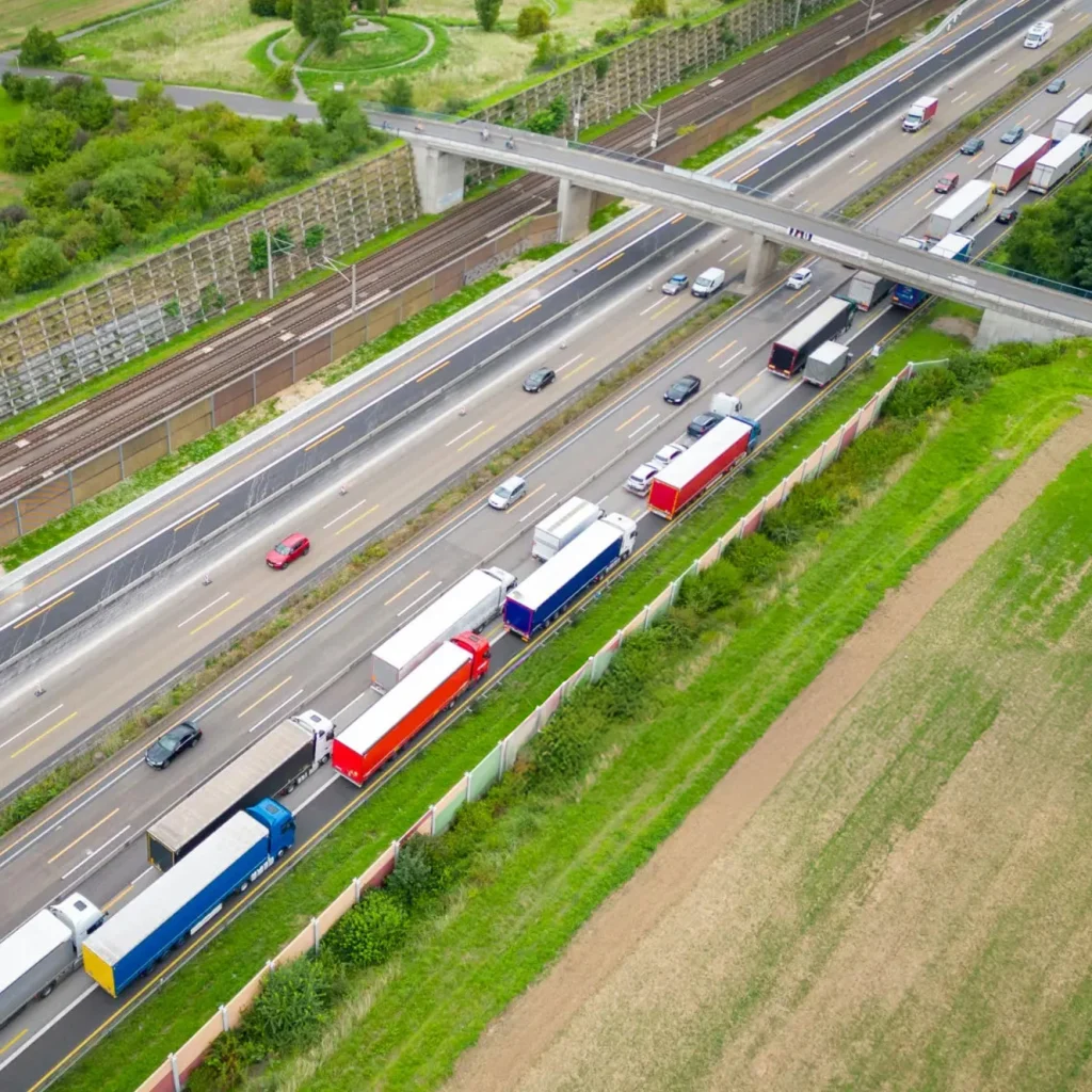 Vrachtwagens parkeren op de vluchtstrook omdat er te weinig parkeerplekken zijn in het beroespgoederenvervoer